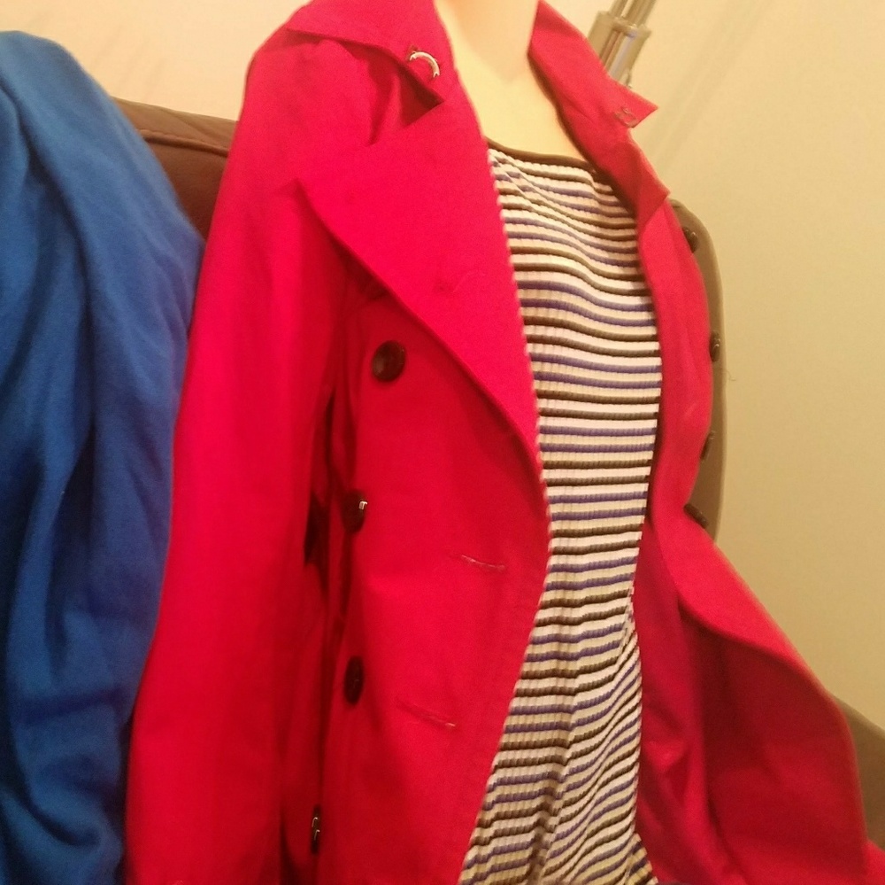 Trendy always timeless short trench by NY &Co.